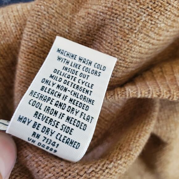 L.L.Bean Lambswool V-Neck Sweater In Excellent condition  Size Large - Picture 5 of 7